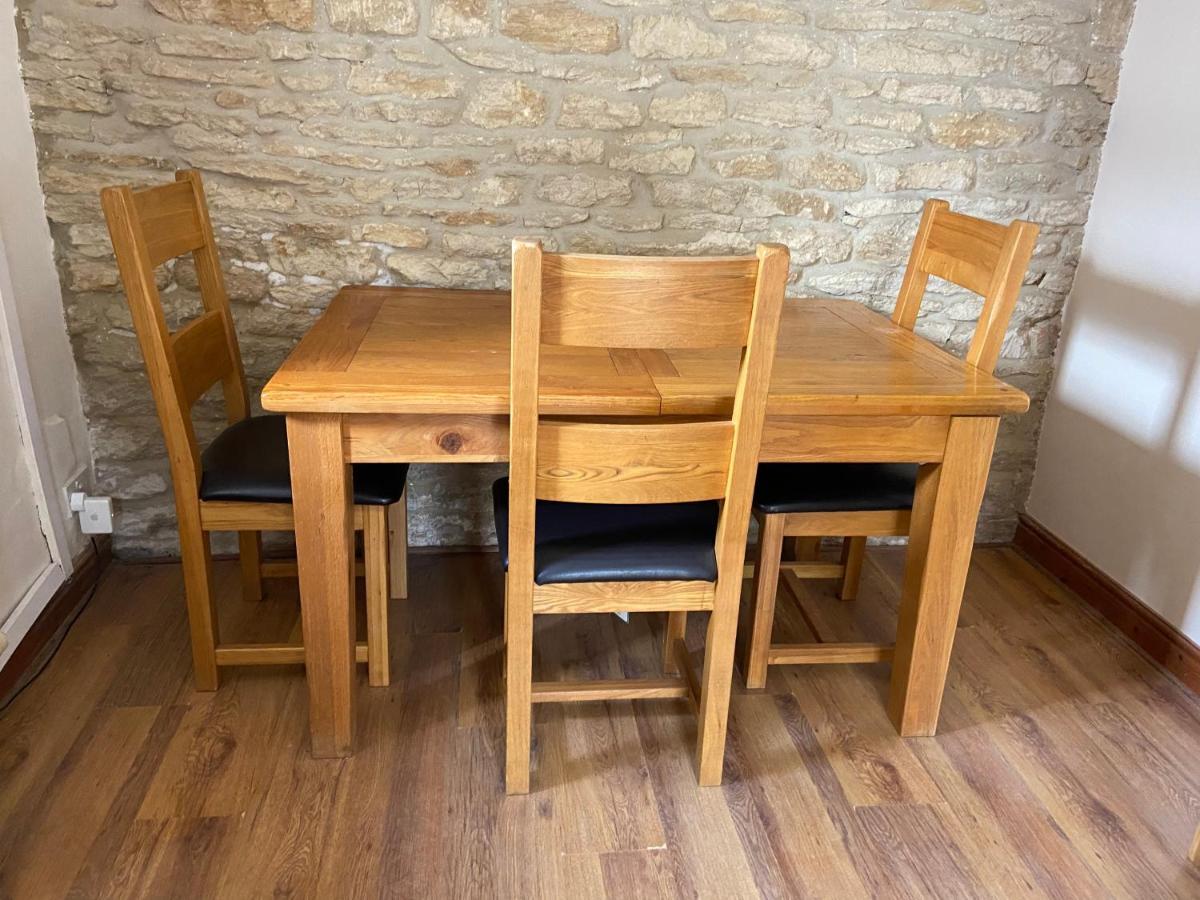 Tupenny Cottage, Old Mill Farm, Cotswold Water Park Сайърънсестър Екстериор снимка