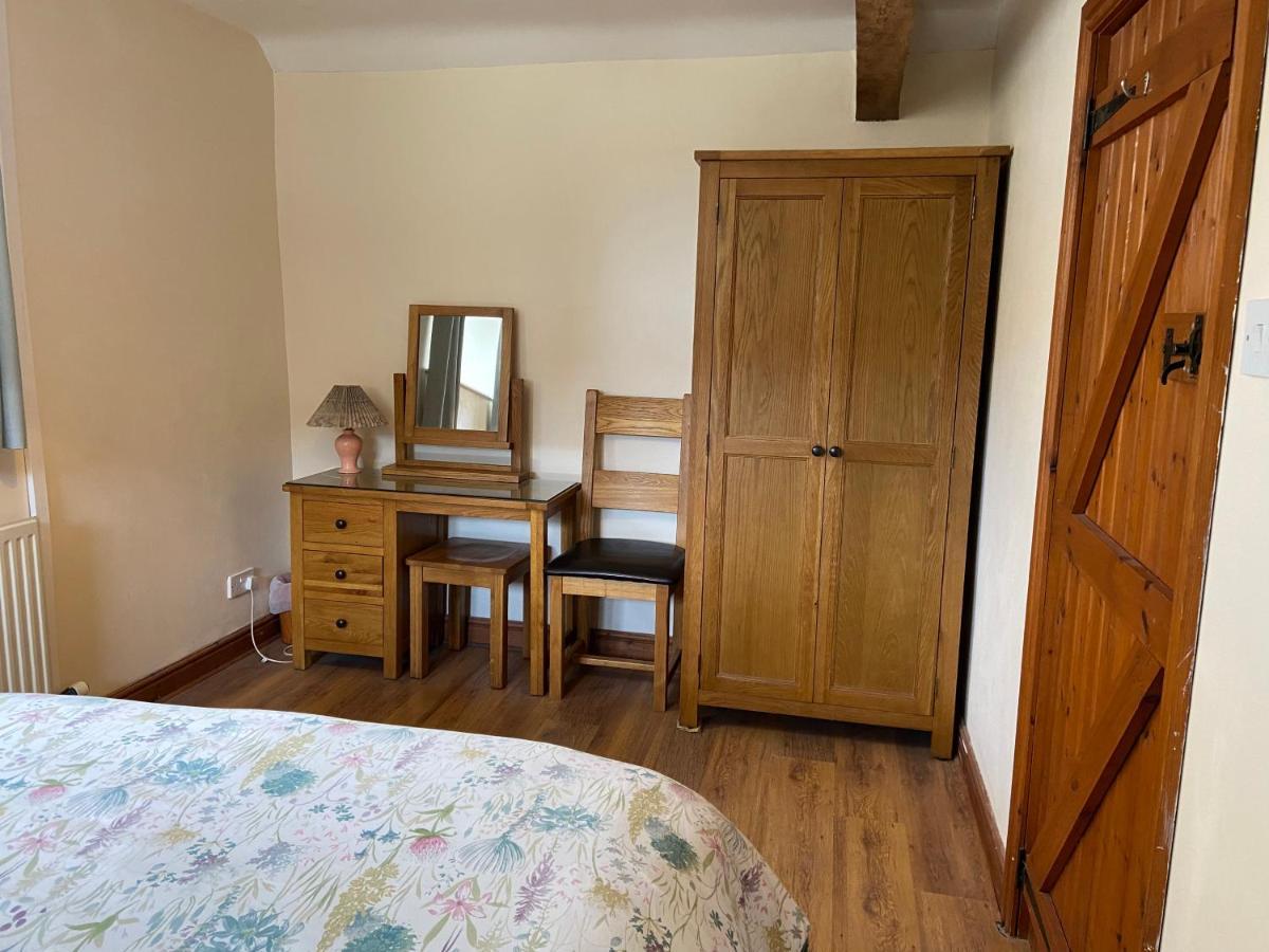 Tupenny Cottage, Old Mill Farm, Cotswold Water Park Сайърънсестър Екстериор снимка