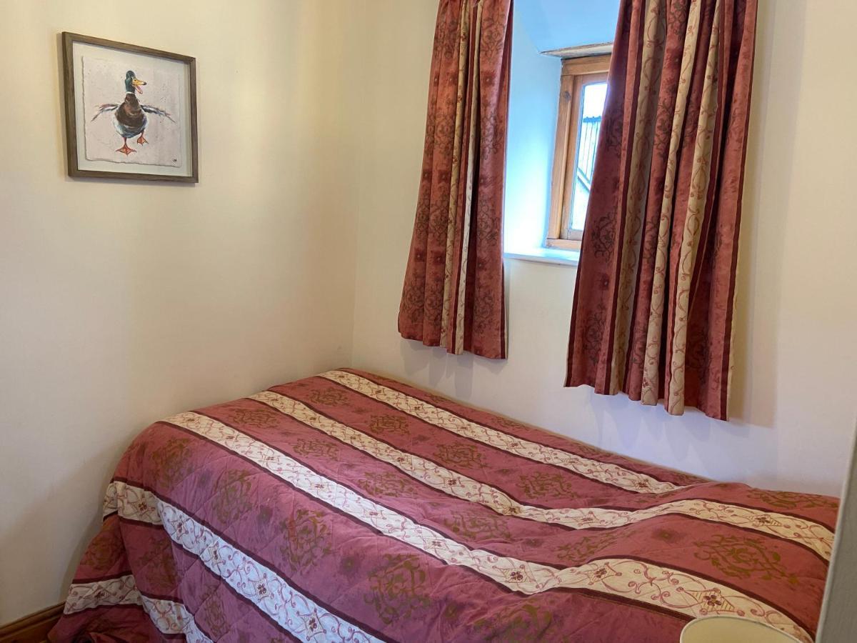 Tupenny Cottage, Old Mill Farm, Cotswold Water Park Сайърънсестър Екстериор снимка