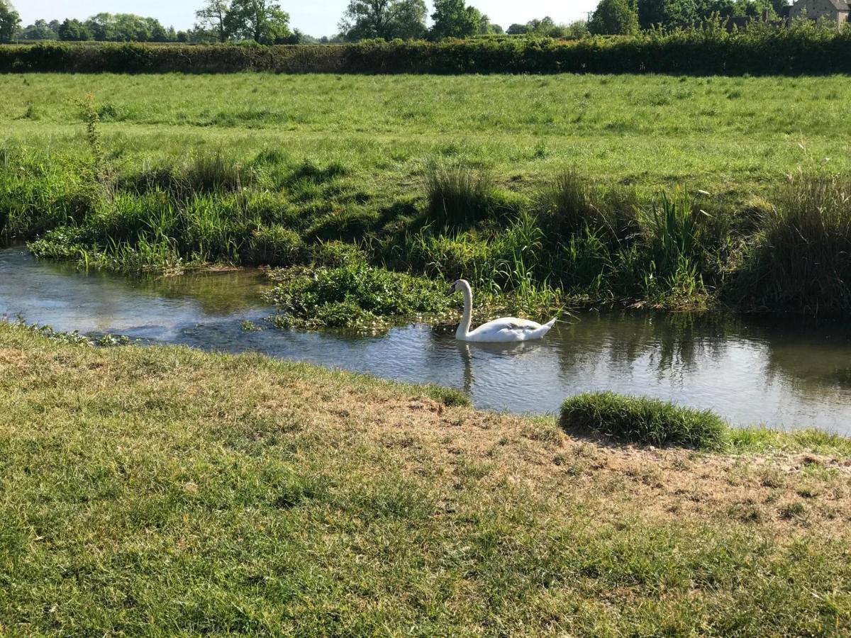 Tupenny Cottage, Old Mill Farm, Cotswold Water Park Сайърънсестър Екстериор снимка